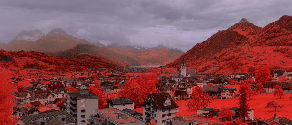 Infrarot Panorama Schwyz in Farbe