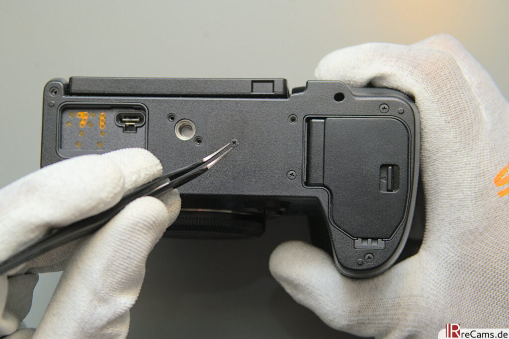 Fujifilm X-H2 – unscrew of buttom