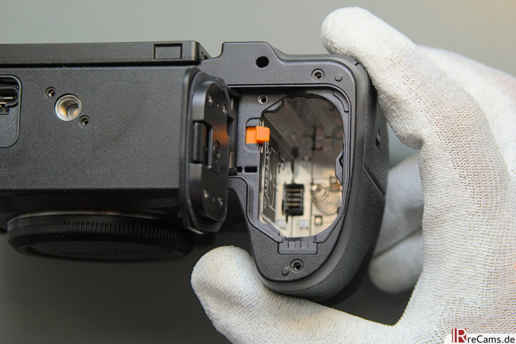 Fujifilm X-H2 – screws in battery compartment