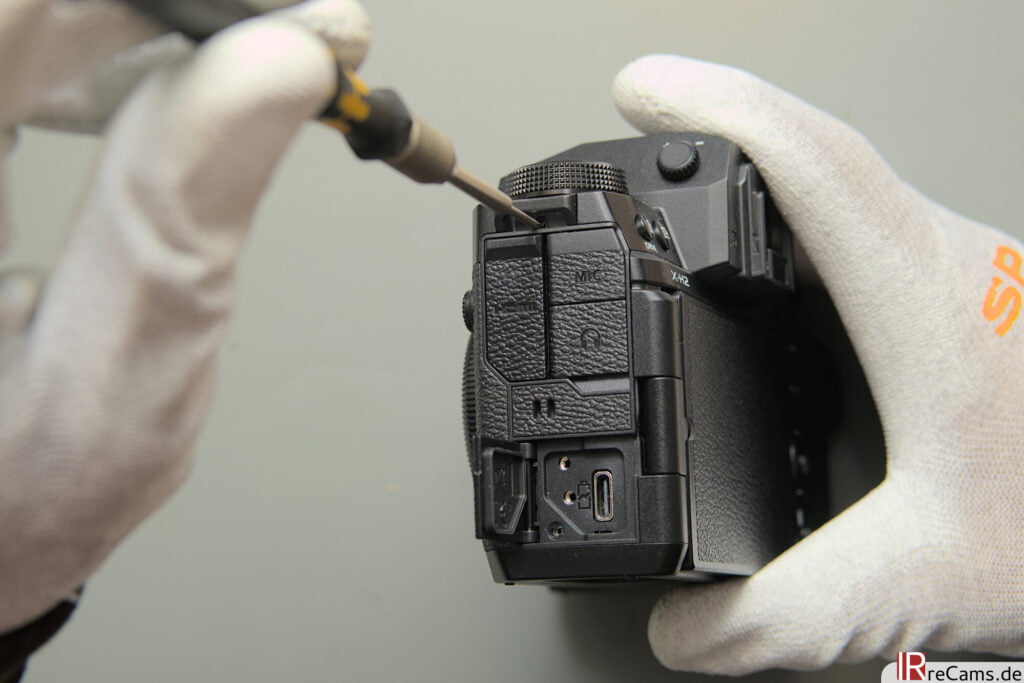 Fujifilm X-H2 – screws on the case