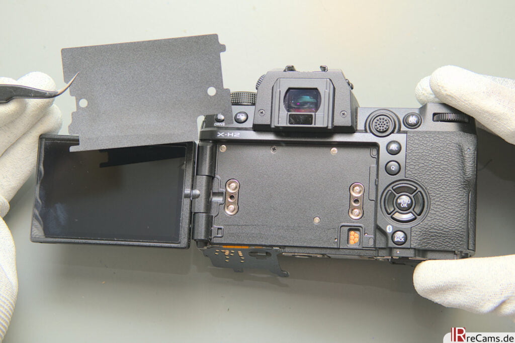 Fujifilm X-H2 - versteckte Schrauben hinter Display
