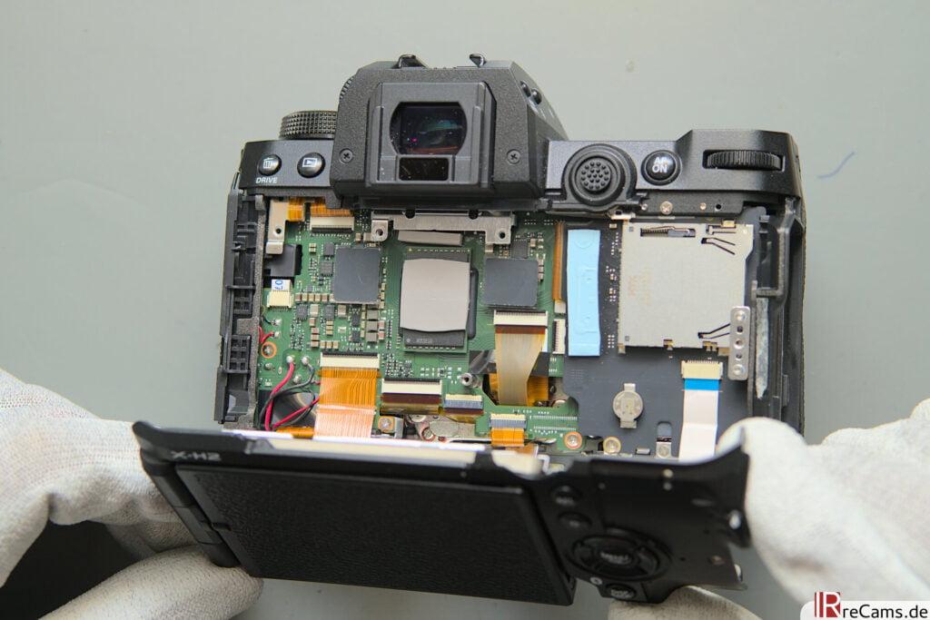 Fujifilm X-H2 – open the case