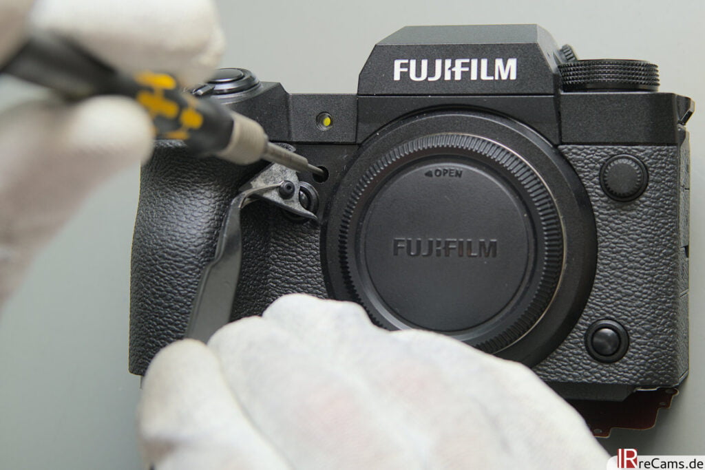 Fujifilm X-H2 - versteckte Schrauben vorne