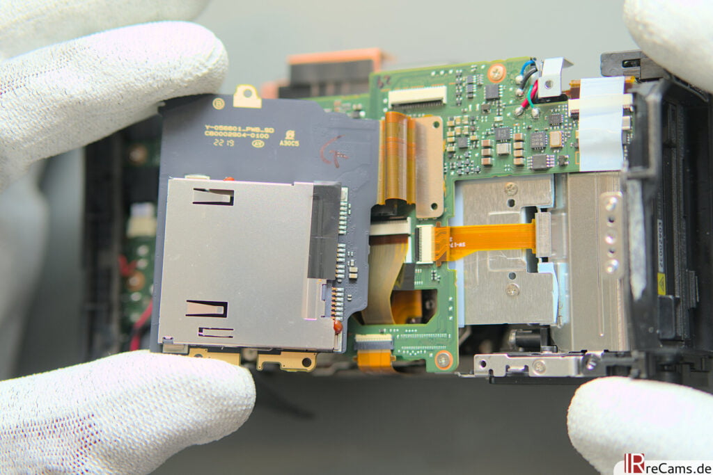 Fujifilm X-H2 – remove memory card PCB
