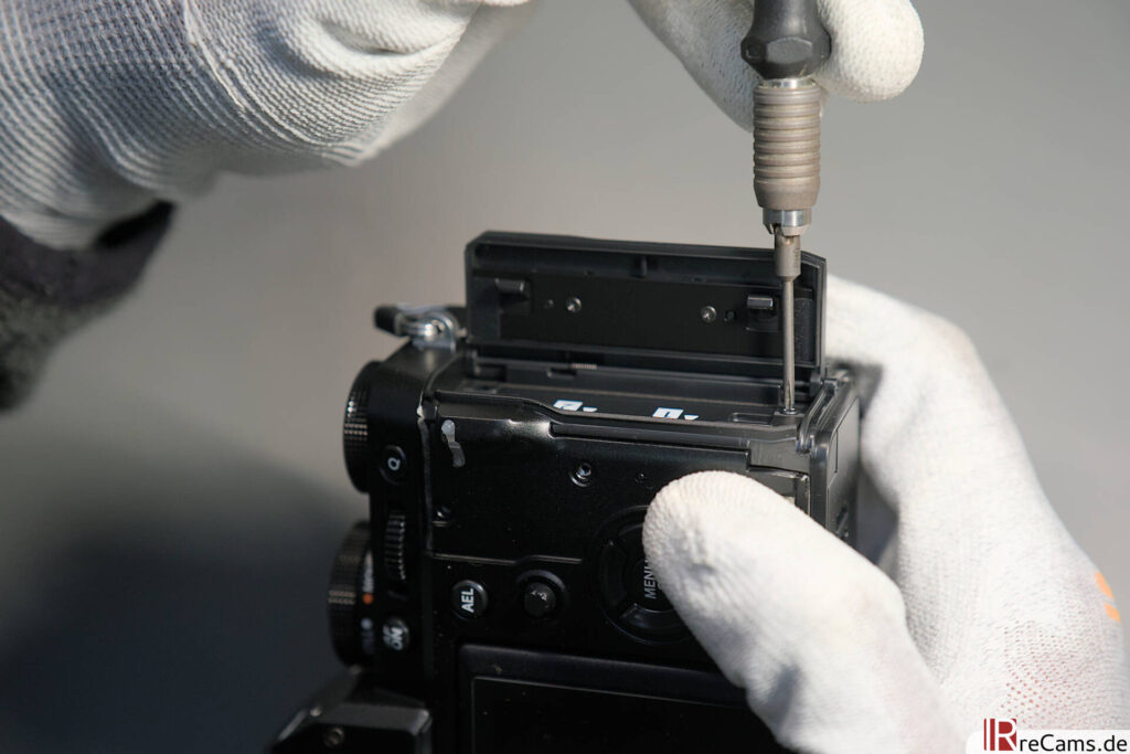 Fujifilm X-T5 - Tornillos de la tarjeta de memoria