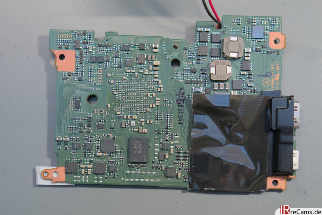 Fujifilm X-T5 - Placa base desde abajo