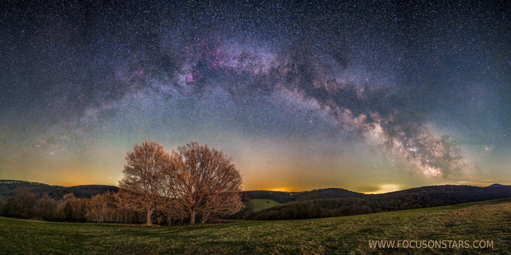 9 Hochformataufnahmen, zu einem Panoramabild mit 50 % Überlappung zusammengefügt, jeweils aufgenommen mit Blende f/1,8, Belichtungszeit 20 Sekunden und ISO 1600.
IRreCams-astromodifizierte Panasonic S5, Sigma Art f/1,4 20 mm DG DN