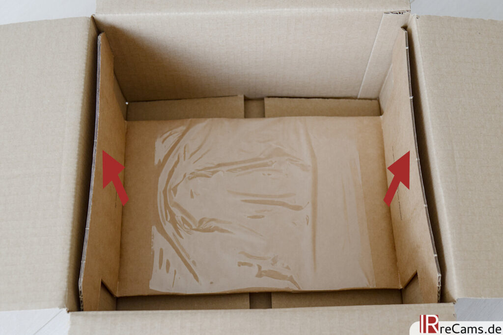 Öffnen Sie den Karton und entnehmen Sie das Inlay nach oben.